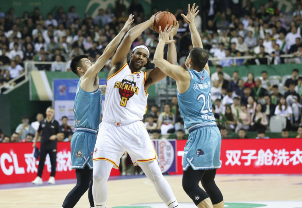 外援球员在比赛中展现统治力，助球队获胜