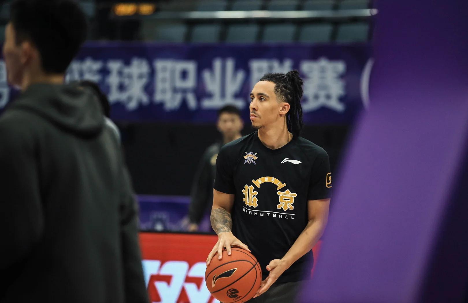 外援球员在比赛中展现统治力，助球队获胜