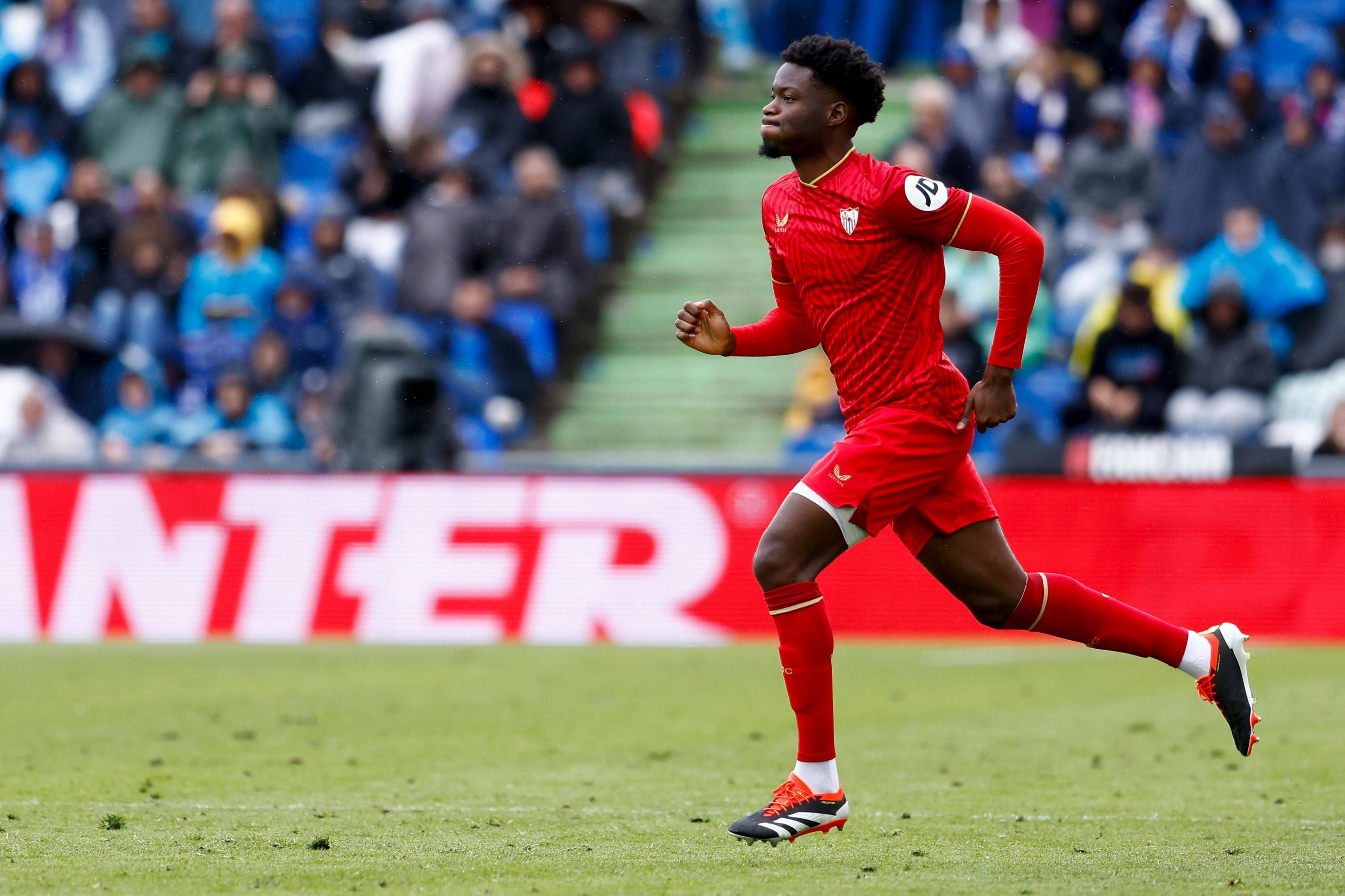 包含塞维利亚中场表现抢眼，冲击联赛头名的词条