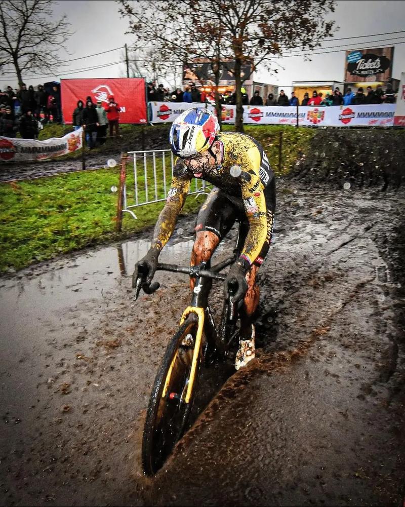 哥伦比亚自行车选手风驰电掣，冲刺踪迹