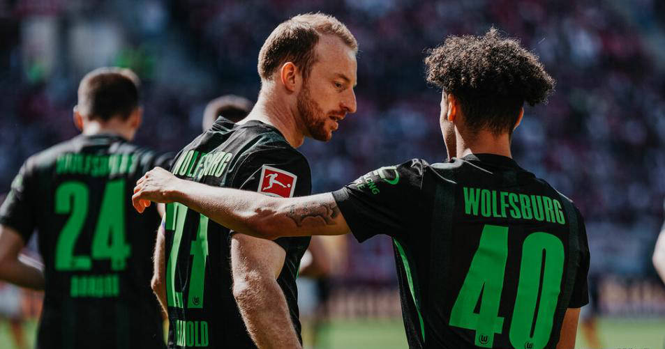 沃尔夫斯堡球员庆祝赛季最佳表现