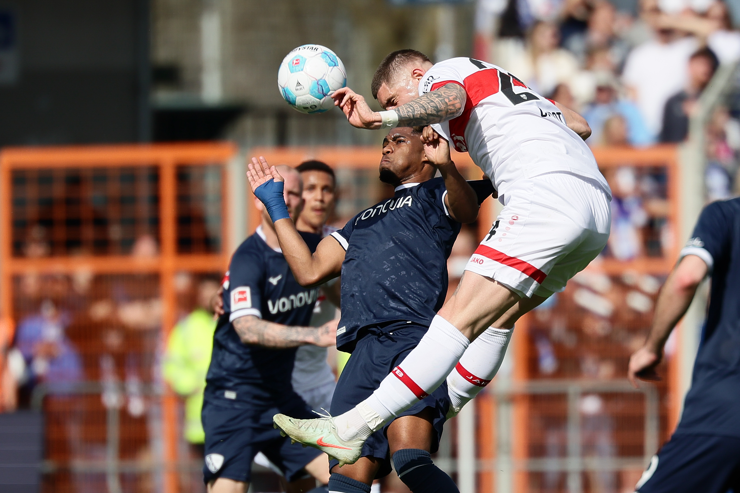 足球比赛中将展现球员们的技术和拼搏精神 足球比赛中将展现球员们的技术和拼搏精神