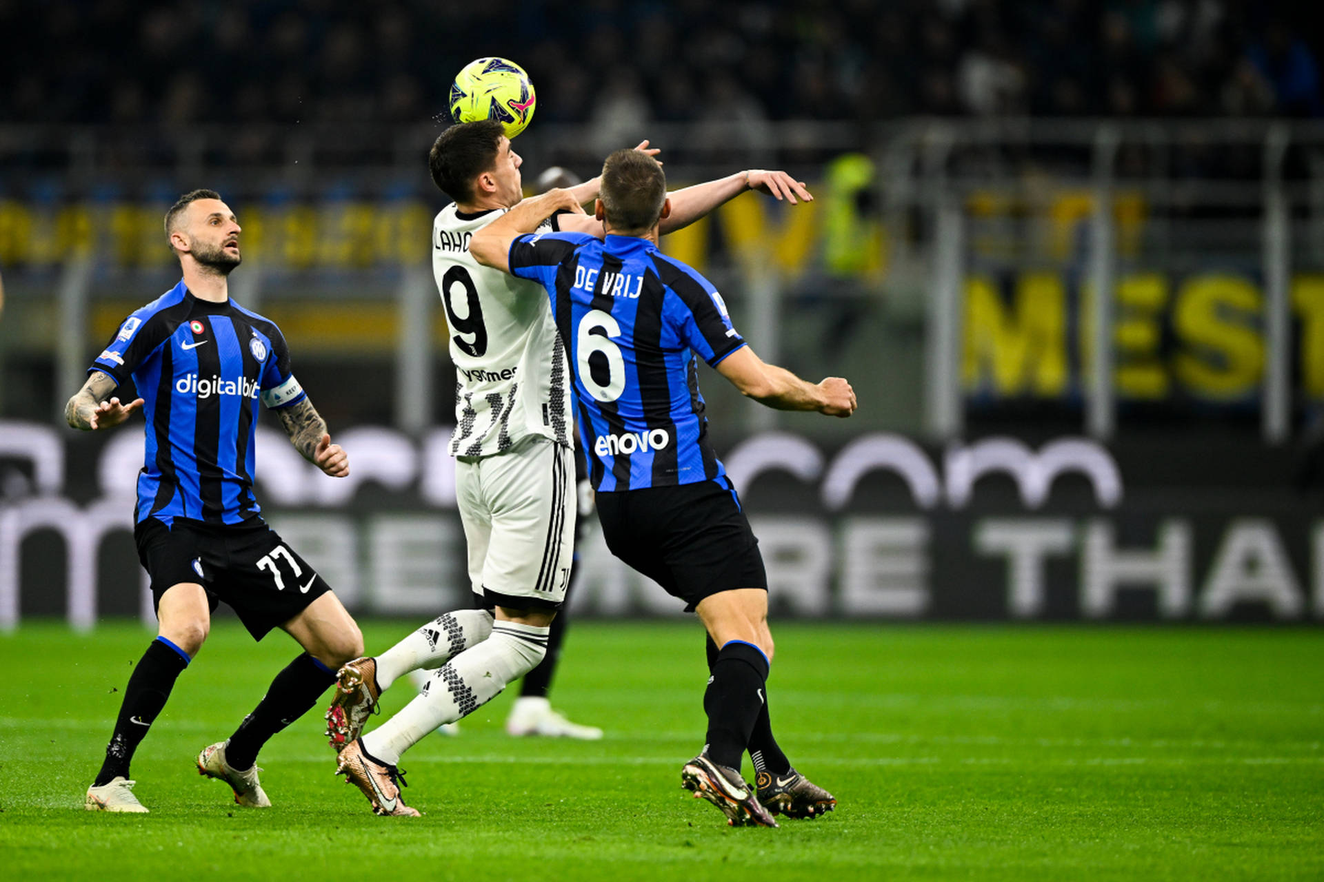 意甲上下游球队战绩波动，竞争激烈