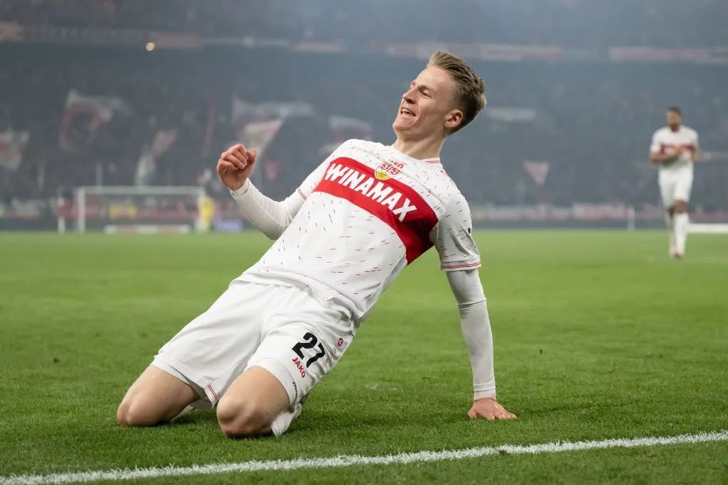 包含美因茨客场获胜，继续领跑积分榜的词条