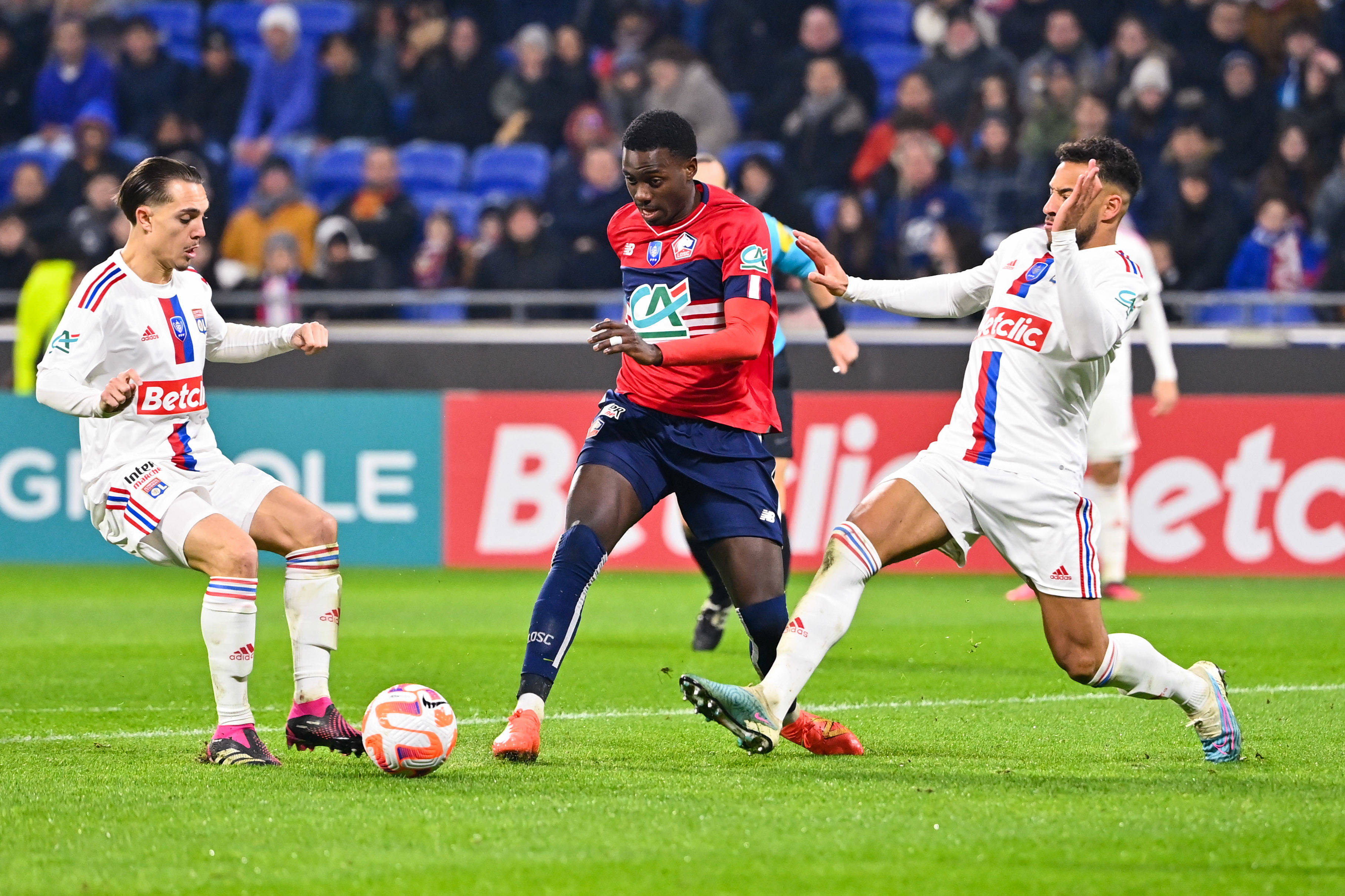 桑普多利亚攻陷里尔主场，夺得关键三分的简单介绍