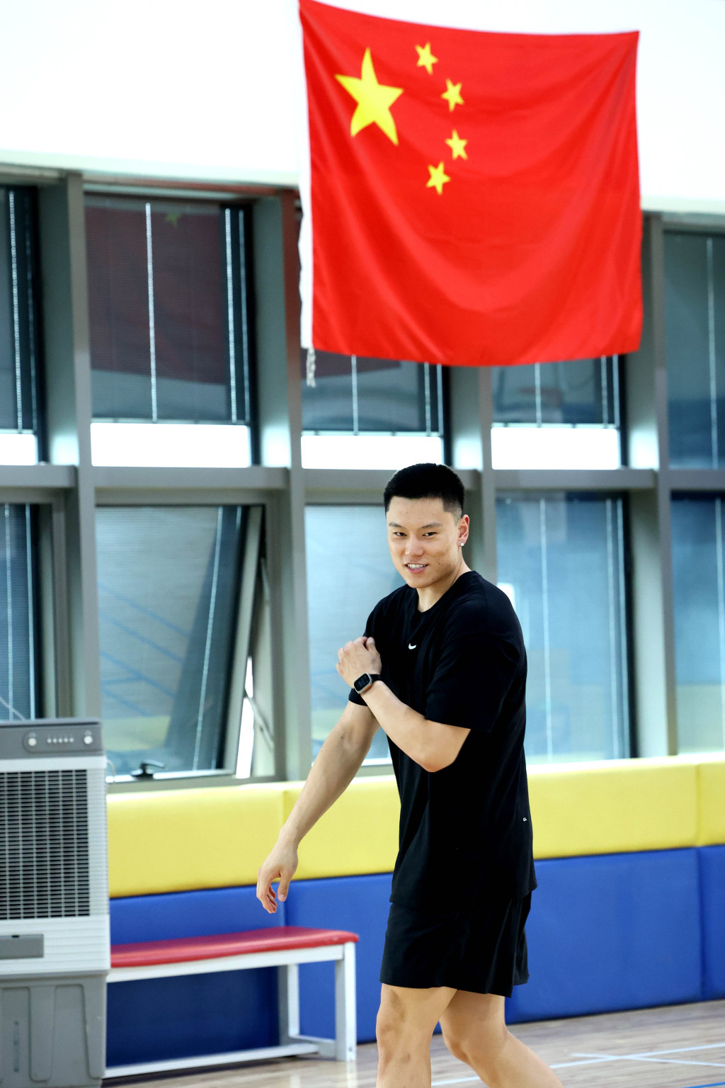 青年赛事中，女队员们奋力拼搏，博得掌声的简单介绍