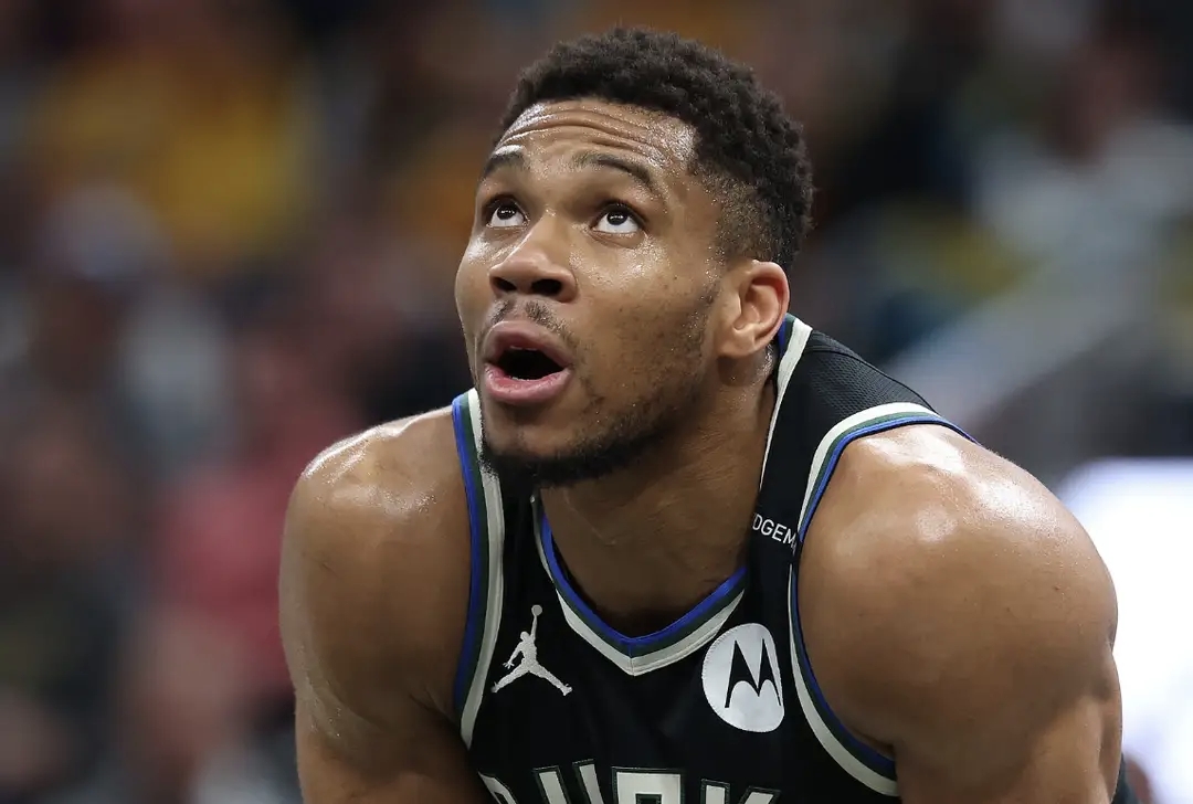 雄鹿完胜骑士，字母哥狂砍三十五分的简单介绍