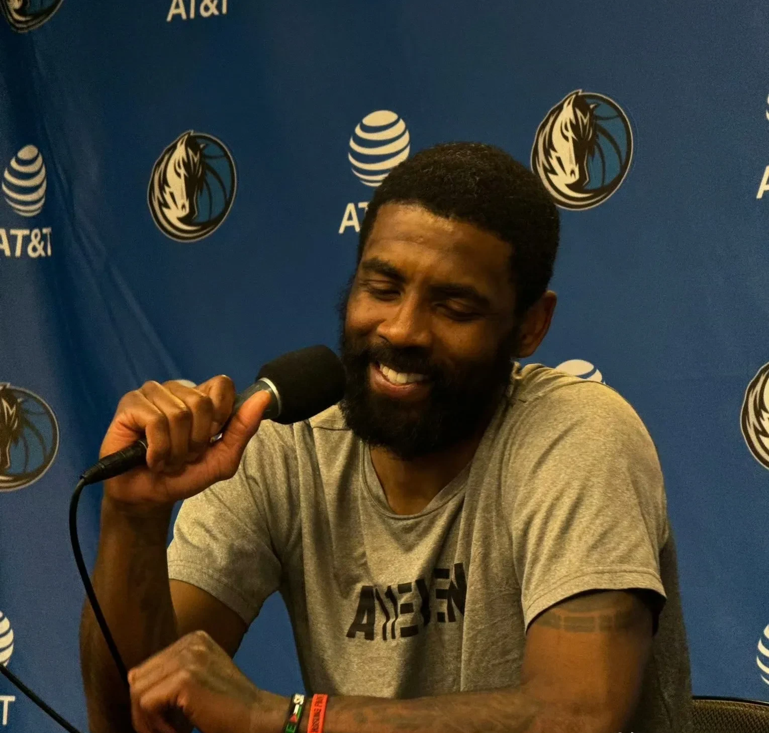 欧文重回赛场领先户外赛：尼克斯绝地逆袭夺胜