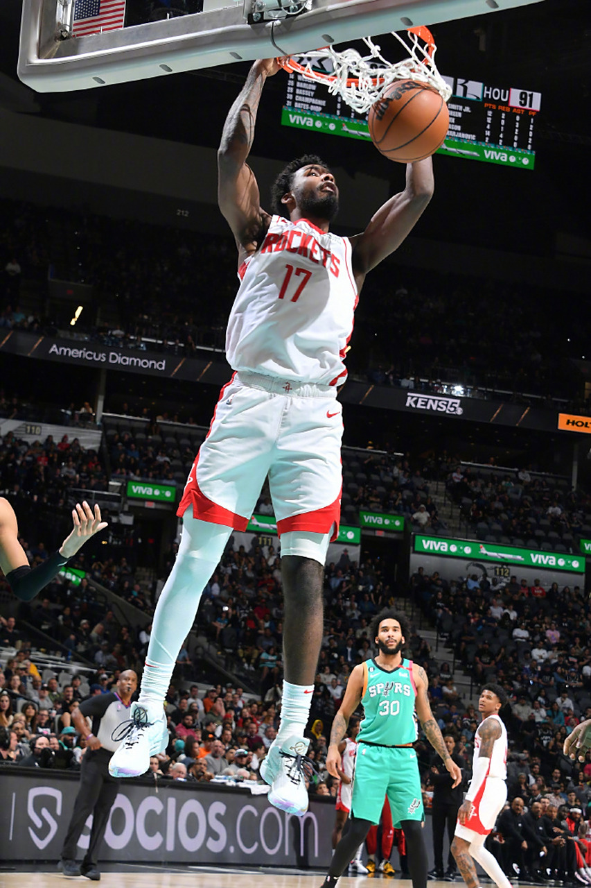 火箭客场击败马刺，收获宝贵胜利的简单介绍