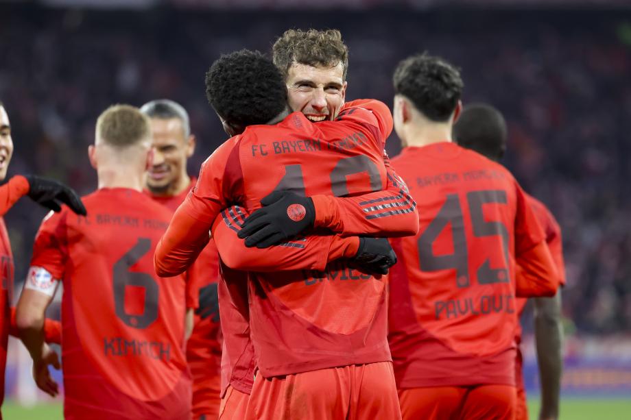 拜仁慕尼黑客场战胜RB莱比锡,德甲联赛豪取三分,领跑榜首位置 拜仁慕尼黑客场战胜RB莱比锡,德甲联赛豪取三分,领跑榜首位置