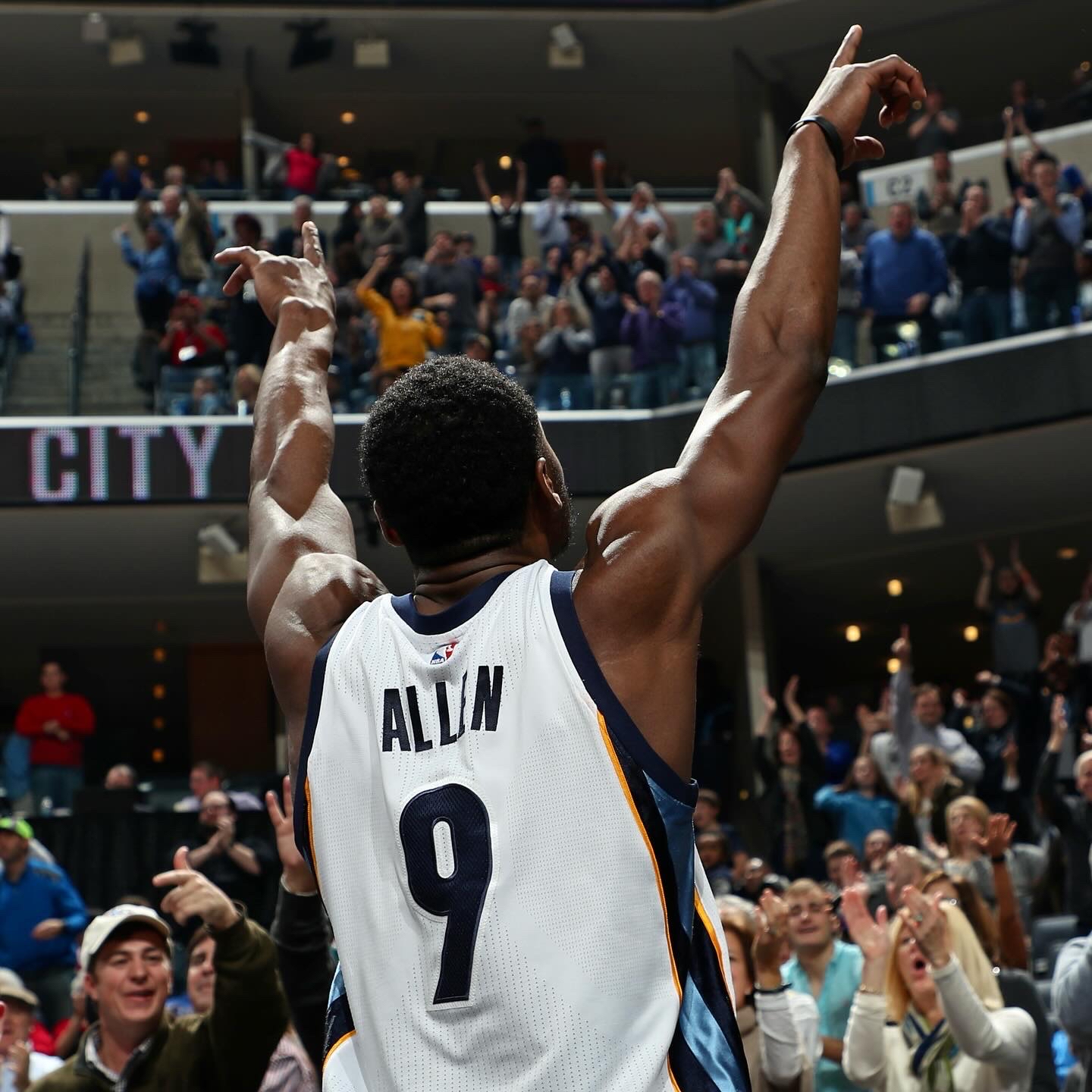 尼克斯客场击败灰熊，兰多夫独木难支贡献20分